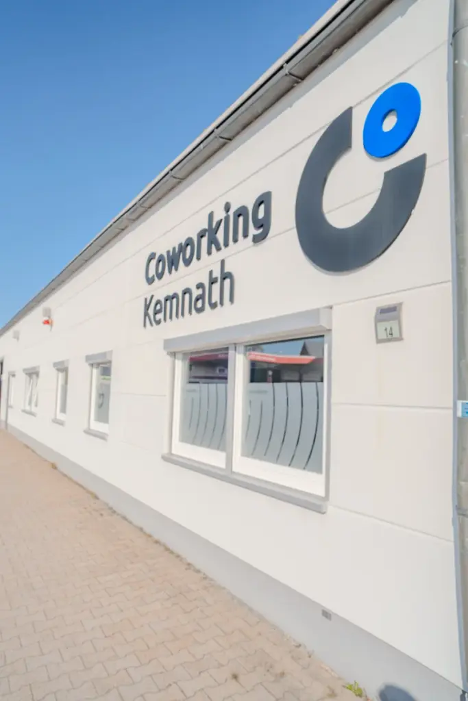 Außenansicht des Coworking Kemnath mit Logo an der Fassade