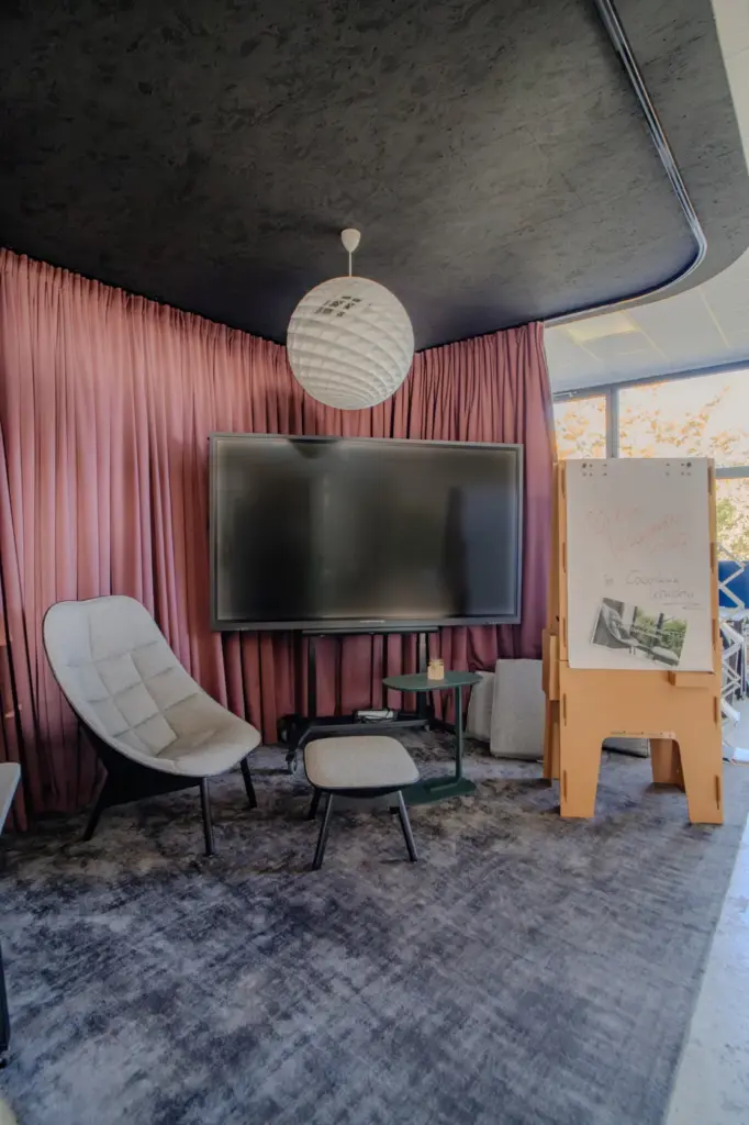 Lounge-Ecke mit Sessel und Bildschirm