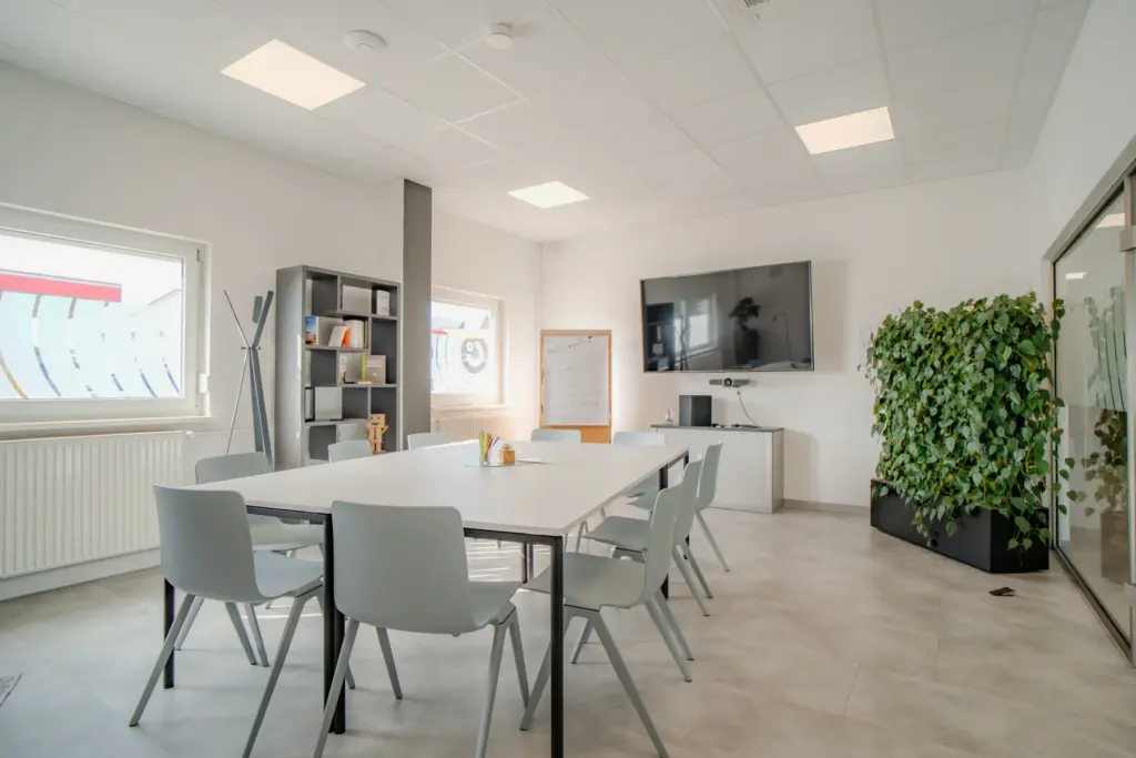 Meetingraum mit Präsentationstechnik