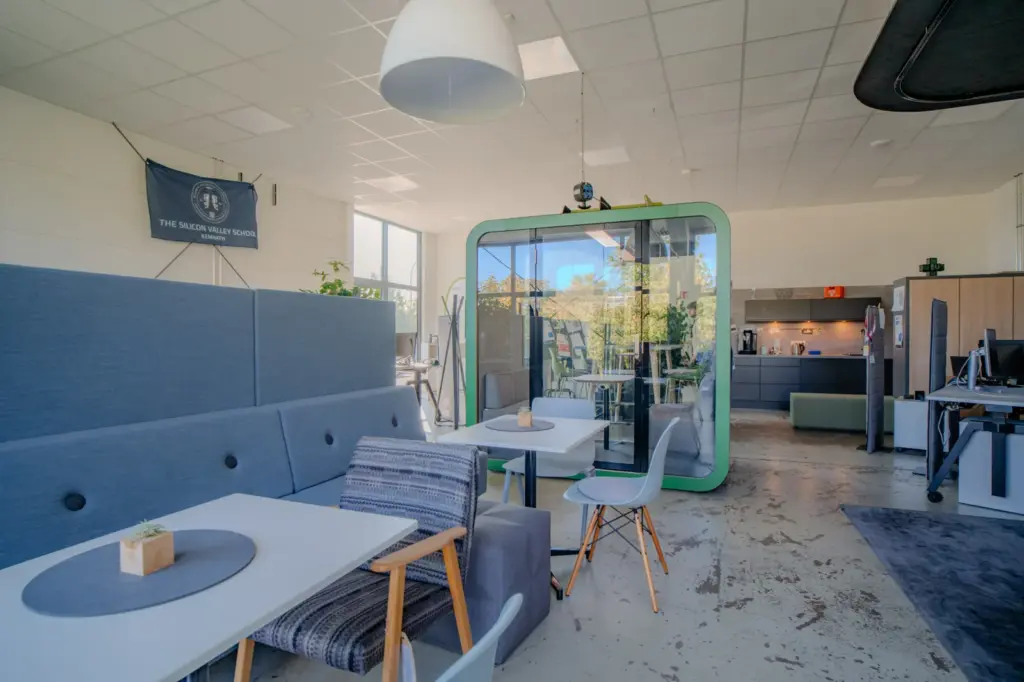 Open Space mit Sitzbank