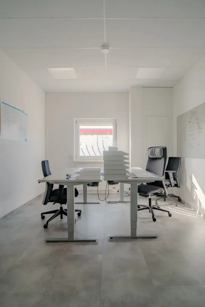 Teambüro mit Arbeitsplätzen