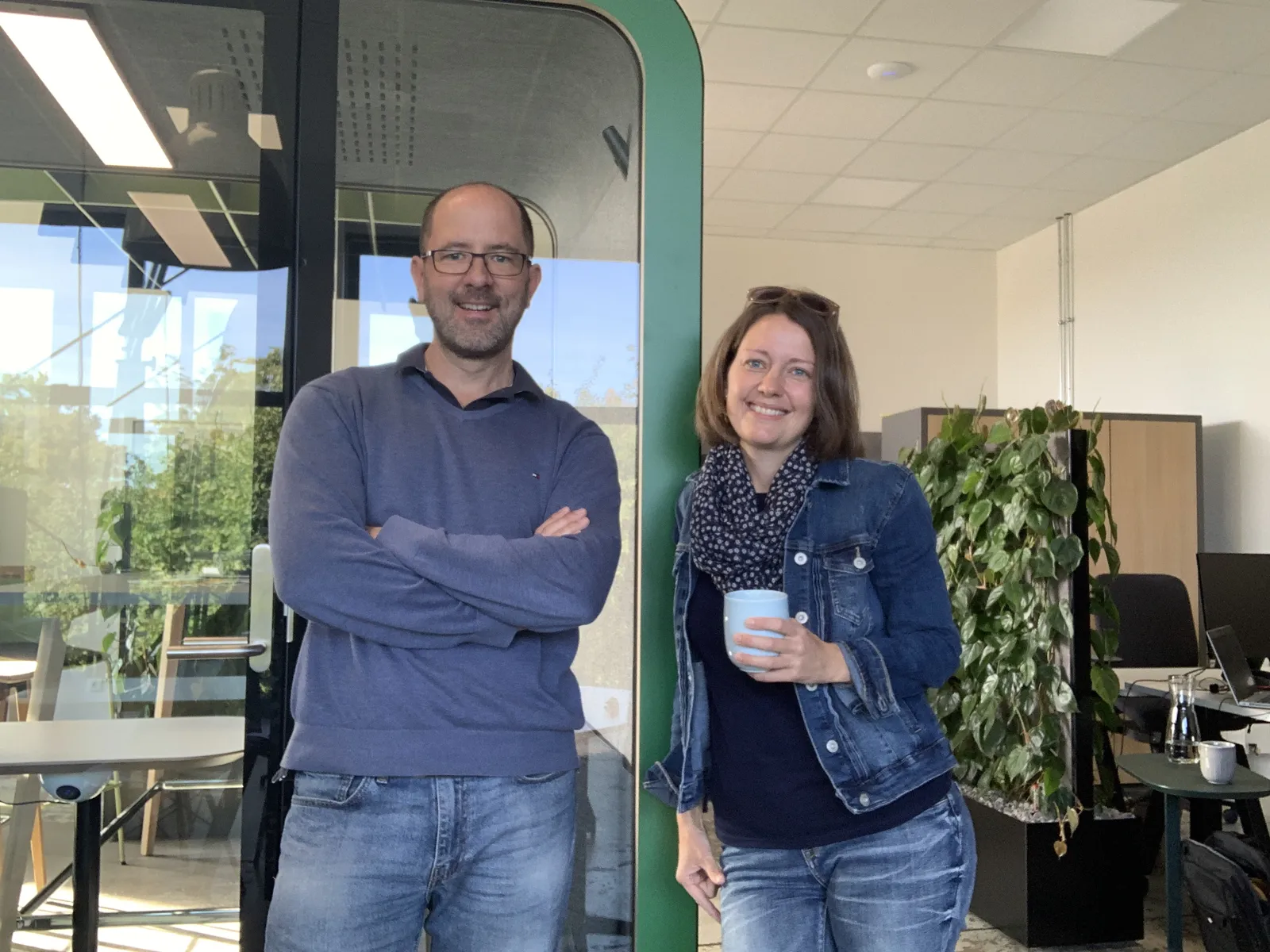 Thomas Völkl und Kathrin Karban-Völkl vor der Meetingbox